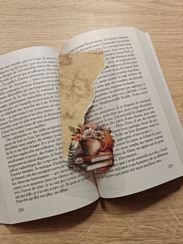 Marque-page papier et tasse
